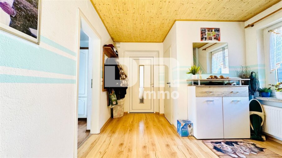 Gepflegtes Raumwunder in idyllischer Lage - Modernisiertes Einfamilienhaus Garagen / Garten - EG Flur / Diele